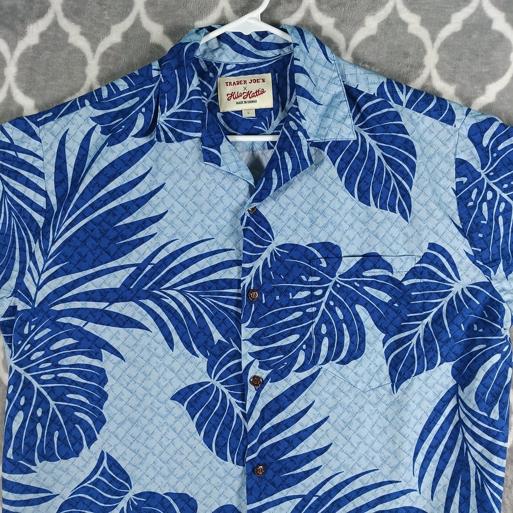 Trader Joes X Hilo Hattie Hawaiian Shirt Men Size Large Blue Leaf Aloha Tropical